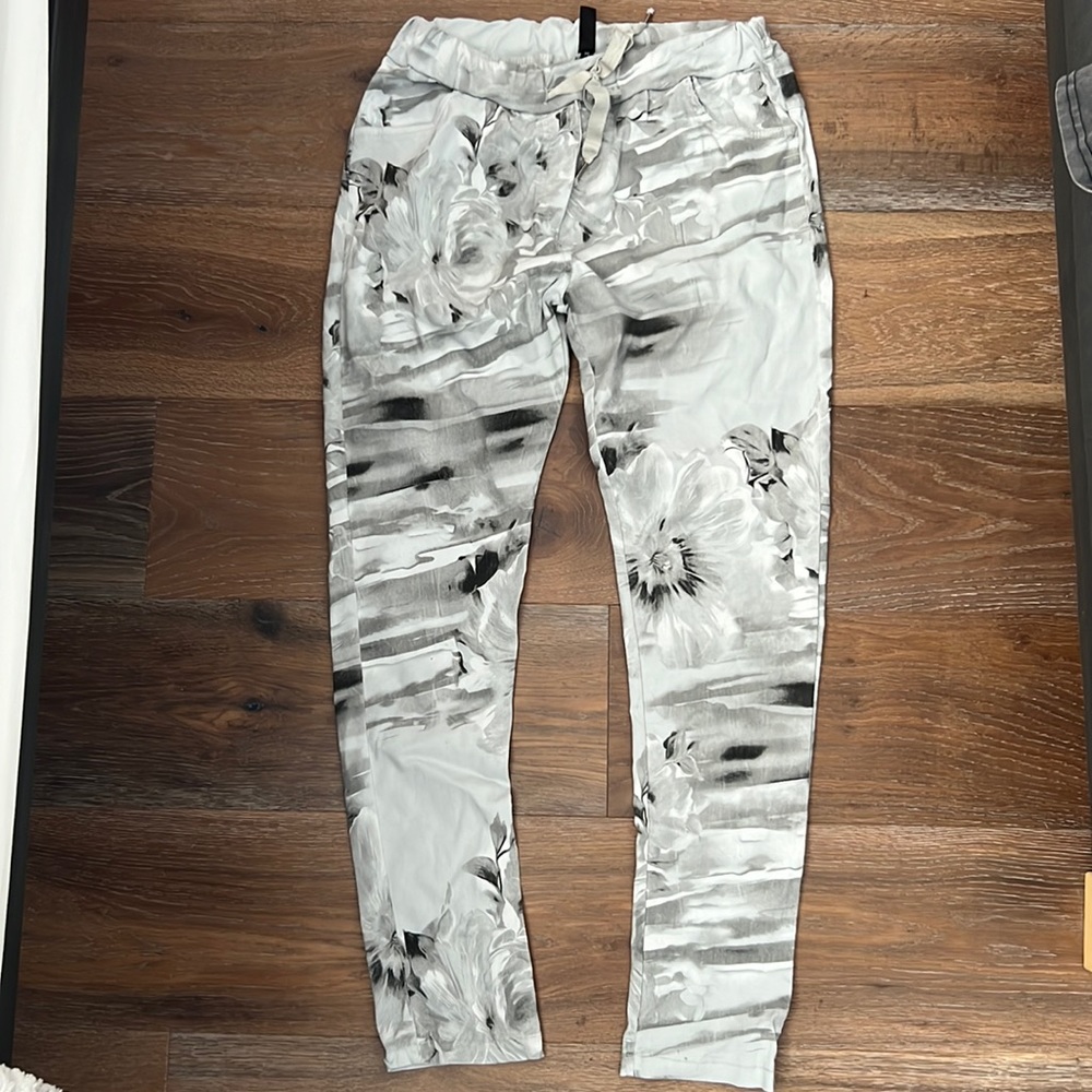 *SIZES ADDED*Venti6 super comfy grey “spring floral” print crinkle jogger pants